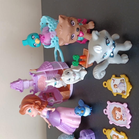 3/$25  Disney Two sets Sofia - Picture 4 of 8